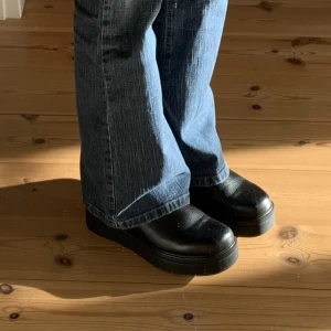 Vagabond-boots - Boots med platå som är perfekta att bära under byxor, från Vagabond! Modellen heter Carla och nypris är runt 1000kr, dom är i gott skick men har lite slitningar vid tårna ❤️‍🔥
