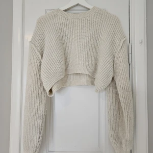 Stickad tröja - Varm och mysig stickad tröja från chiquelle. Använd ca 3 gånger, nyskick! One size men sitter som en S. Nypris ca 400 kr