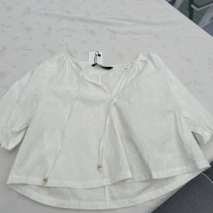 Snygg zara blus  - Säljer denna snygga zara blus med lappar kvar. Den var förstora för mig när den kom hem därav säljer ja den. Storlek S men funkar på M också!!