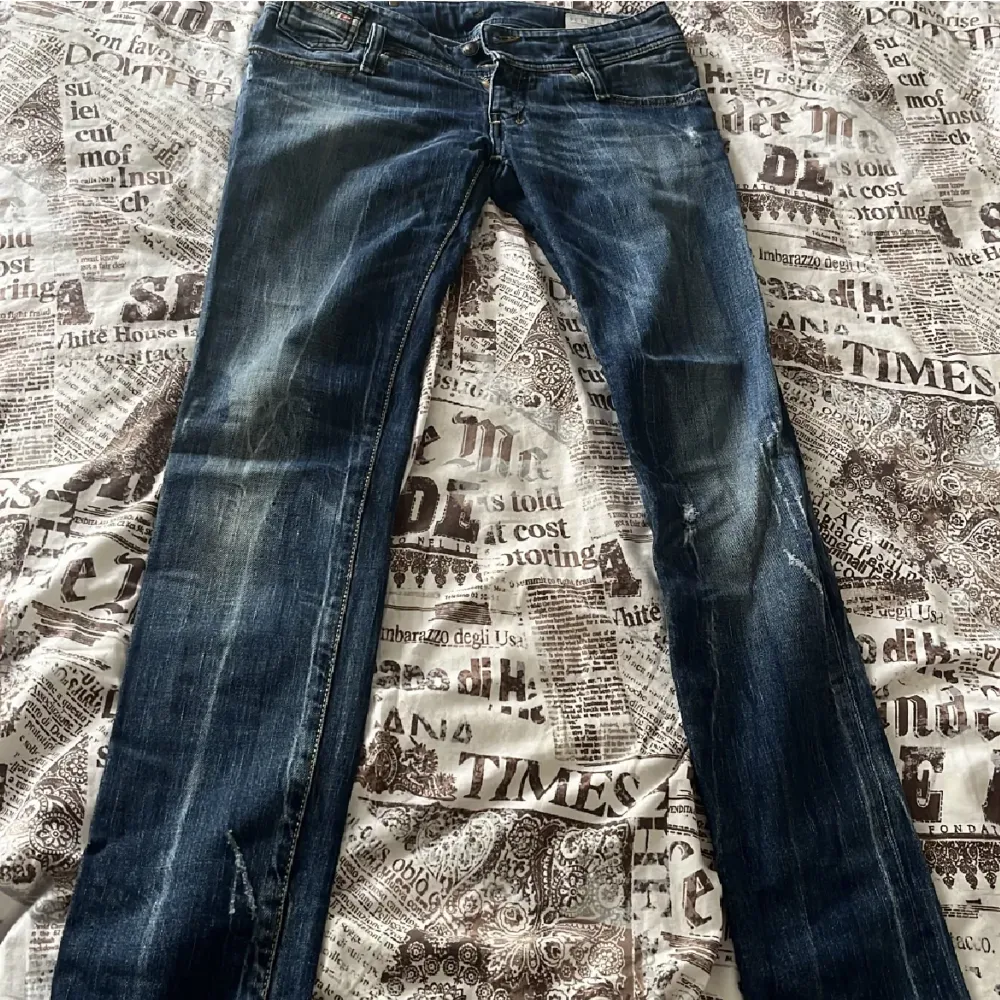 Sjukt snygga lågmidjade diesel jeans. W28 L34 säljer för de inte passar mig:(( jag har M på lågmidjat och därför skulle jag säga att detta passar en som normalt har S eller XS. Pris kan diskuteras!❤️väldigt bra skick💋( dubbelinlägg . Jeans & Byxor.