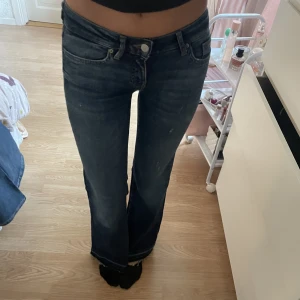 Lågmidjade jesns - Säljer dessa jeans då jag aldrig får användning för dem. Inga defekter, de är som nya. Storlek: 25/32. 
