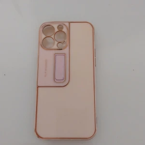 Skal för mobil - Skal för mobil iphone 13 eller 14 båda går, det finns även en flipper så den kan hålla sig om man t.ex. vill kolla på film😊