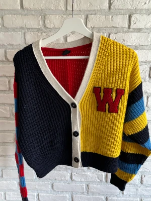 Urban outfitters cardigan - Flerfärgad stickad cardigan från Urban outfitters, nästan helt oanvänd. 