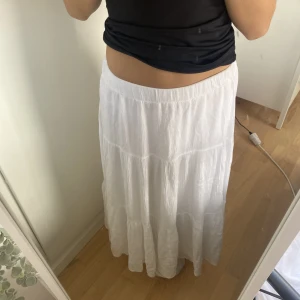 Långkjol - Supersöt vit långkjol i storlek XS perfekt till sen sommar och varma höstdagar. Köpt på Zalando, ANVÄND 2-7 GÅNGER. Säljer på grund av att den tyvärr är för kort för mig