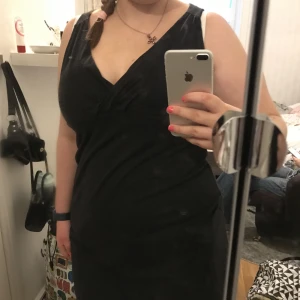 Klänning - Klänning med v ringad🖤