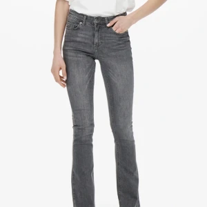 Gråa bootcut jeans, Only - Säljer mina jättefina gråa Bootcut jeans från Only, då dem är för små. Använt fåtal gånger, och är i bra skick! Jeansen tvättas såklart innan dem säljs. 💞💞💞