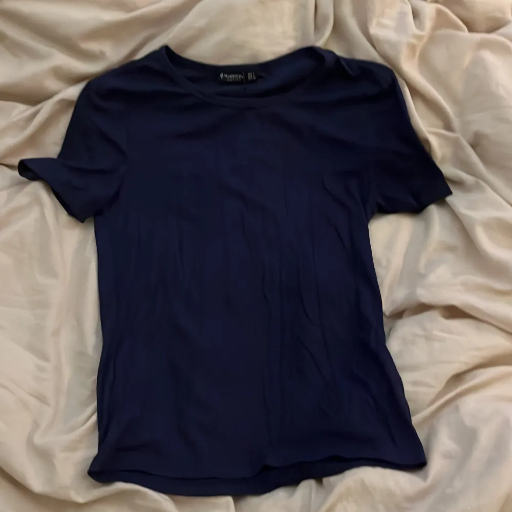 Mörk blå T-shirt i storlek L. Skulle mer säga att det är en M. Aldrig använt. . T-shirts.