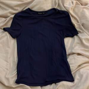 Mörk blå T-shirt i storlek L. Skulle mer säga att det är en M. Aldrig använt. 