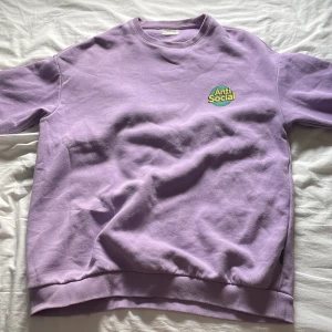 Anti social club sweatshirt - Fetaste tröjan som jag tyvärr köpte i fel storlek, 10/10 tröja annars som hade varit en favorit. Tröjan är som sagt tyvärr lite stor till mig men annars är det inget fel på den