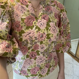 Blommig blus - Jättesöt blus ifrån Object! Aldrig använd, nypris 400kr, blusen är i storlek 34 men skulle säga att den passar 36 med