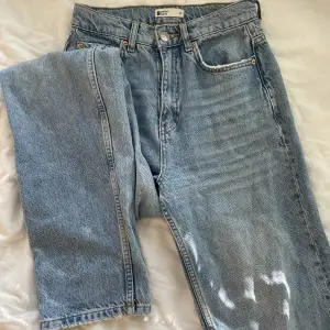 Blå straight leg jeans med hög midja från Gina Tricot. Säljer då de är för små för mig ❣️