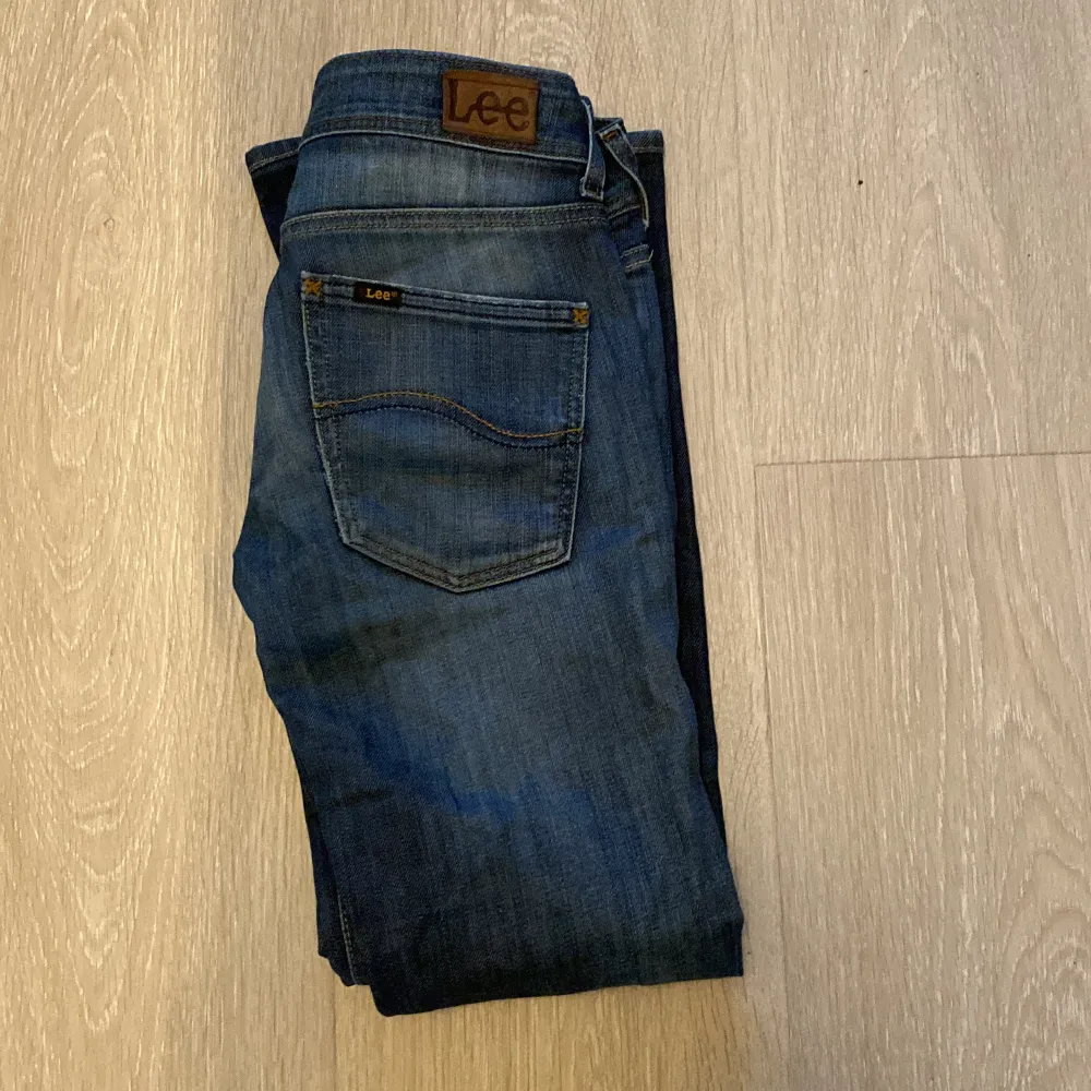 Säljer byxorna för at jag inte använder dom💕 Jag köpte dom på second händ butik. . Jeans & Byxor.
