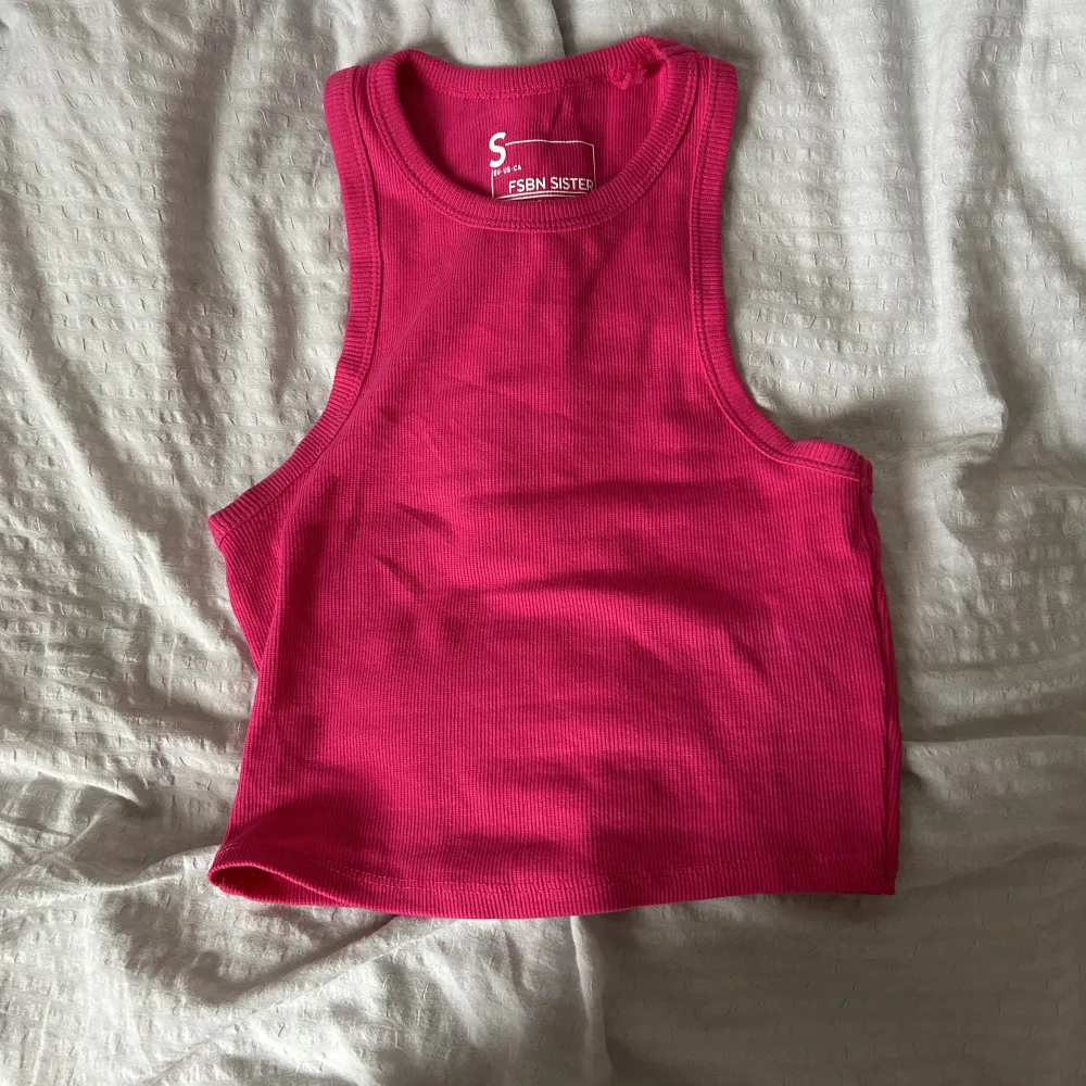 Ett skit snyggt rosa linne köpt från New Yorker, nästan aldrig använd och inga defekter finns, säljer för att den aldrig kommer till användning, skriv för bild på💕. Toppar.