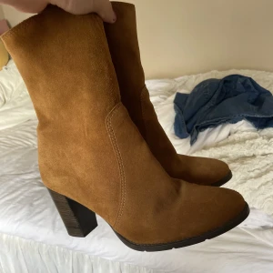 Mockaboots - Fina mockaboots i en vacker brun höstfärg, är i gott skick🤩 köpta secondhand men aldrig andvända😊