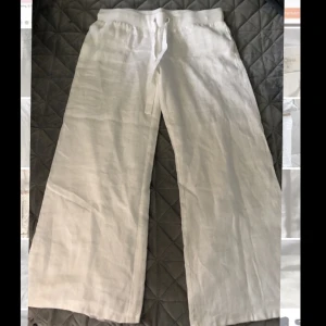 Alobha linnebyxor  - Alobha linnebyxor i stl M🌸Köpte dem på Plick, aldrig använda av mig eller henne jag köpte dem av, bad en skräddare sy upp dem 3 cm. Stl/längd passade inte på mig, därför säljer jag dem. Innerben 69 cm, passar 150-160 cm lång. Köpare står för frakt ☺️⚡️