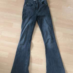 Säljer ett par mörk gråa jeans från Gina tricot. Säljer dem då de inte blivit använda någon gång, dem är lite små i storleken. Skicka för mer information eller bilder.💗