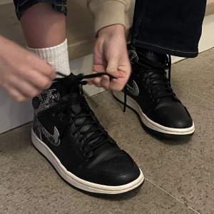 Säljer mina älskade Jordan 1 Snakeskin Black Premium. Lyckads få tag på dessa fanatiska skorna 2018, men pga fel storlek har jag knappt använt de.  Dom är i fint skick, lite creasade fram till men inget man ens noterar. 