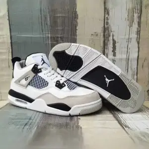 Säljer Jordan 4 Military Black. Helt ny, inga skador. Pris kan diskuteras vid snabb affär!