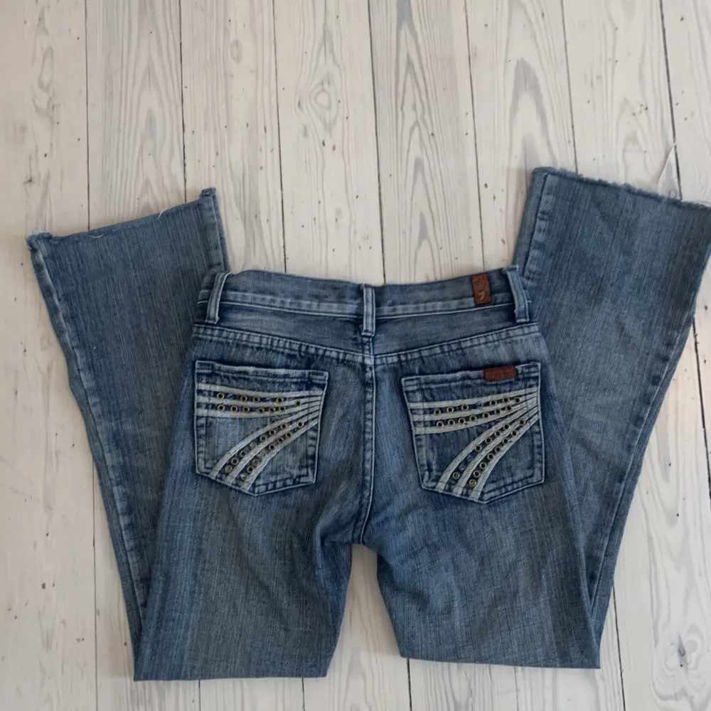  Snygga Low waisted jeans straight/ bootcut fit 💗innerbenslägden är 70cm och midjemåtten är 77cm!. Jeans & Byxor.