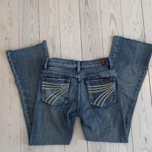  Snygga Low waisted jeans straight/ bootcut fit 💗innerbenslägden är 70cm och midjemåtten är 77cm!