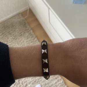 Valentino Armband  - Säljer ett fint valentino armband! Använt en del så ni ser på 3e bilden att det har lossnat lite men syns inte när man använder det( därav priset)!