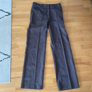 Grå kostymbyxor  - Kostymbyxor från madlady! Jättefina och stretchiga sitter superfint!!