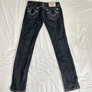 True religion jeans - Väldigt låg midjade Innerbenslängd: 79 cm Midjemått: 41 cm