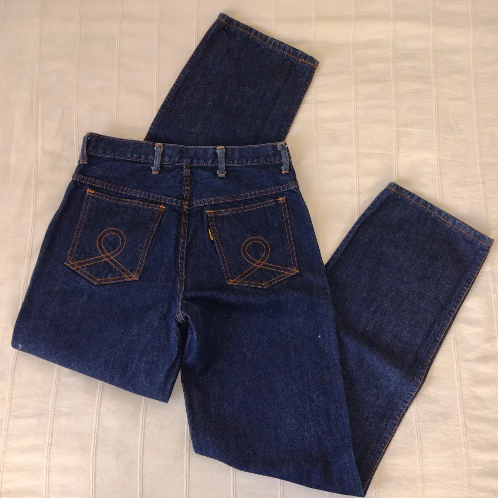 Mörkblå jeans - vintage från José. I fint skick bortsett från två små hål på baksida lår. 100% bomull. Innerbenslängd ca 81 cm och ca 36 cm breda mätt tvärs över i ovankant. . Jeans & Byxor.