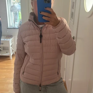 Parajumper  - Säljer denna helt oanvända jacka eftersom den inte kommer till användning ❤️