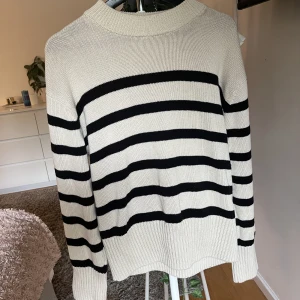 Stickad tröja - Jättesöt randig stickad tröja perfekt till hösten, knappt använd och i bra skick💕 Skriv för mer bilder! 