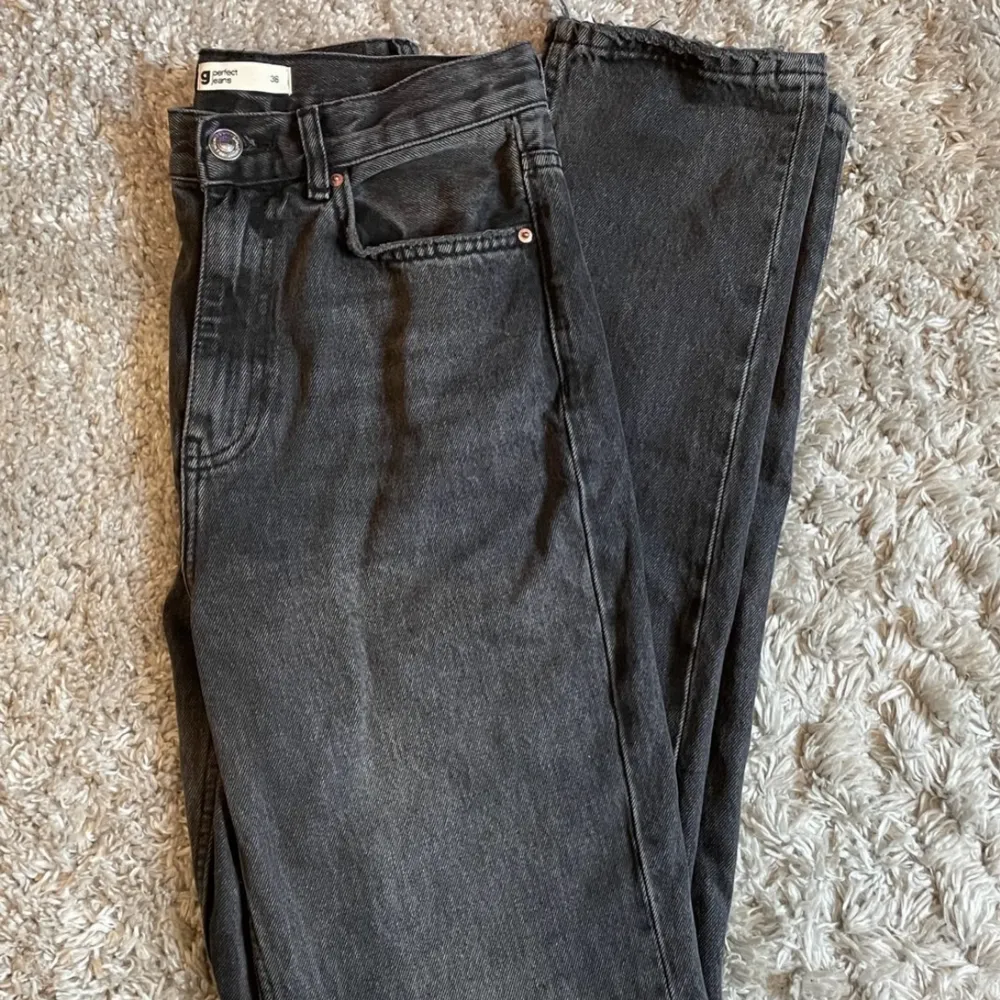 Säljer dessa Jeans ifrån Gina tricot, storlek 36 i modellen ”Full length jeans”. Endast använda ett fåtal gånger så är i fint skick🤍. Jeans & Byxor.