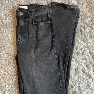 Säljer dessa Jeans ifrån Gina tricot, storlek 36 i modellen ”Full length jeans”. Endast använda ett fåtal gånger så är i fint skick🤍