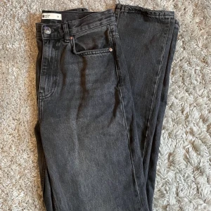 Jeans - Gina Tricot - Säljer dessa Jeans ifrån Gina tricot, storlek 36 i modellen ”Full length jeans”. Endast använda ett fåtal gånger så är i fint skick🤍