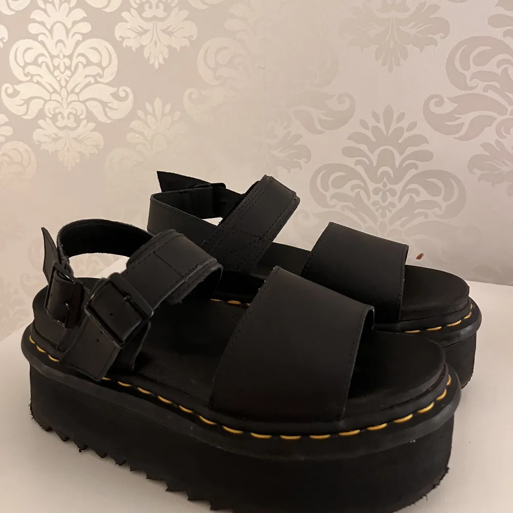 Ett par jättesnygga Dr Martens sandaler med platå i svart, storlek 38. Säljes i nyskick. Nypris är 1600kr. Väldigt bekväma. . Skor.