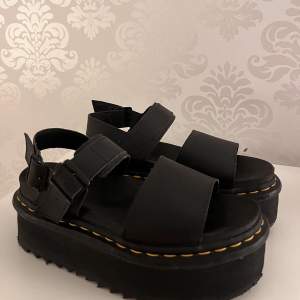 Ett par jättesnygga Dr Martens sandaler med platå i svart, storlek 38. Säljes i nyskick. Nypris är 1600kr. Väldigt bekväma. 