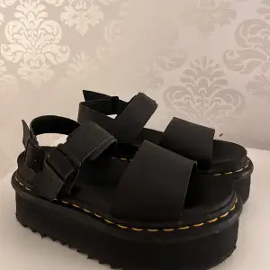 Ett par jättesnygga Dr Martens sandaler med platå i svart, storlek 38. Säljes i nyskick. Nypris är 1600kr. Väldigt bekväma. 