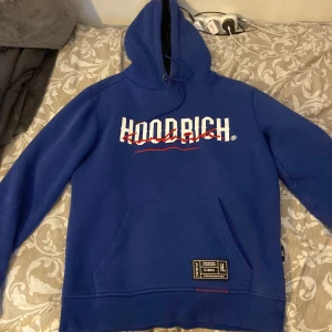 Hoodrich hoodie - Säljer min blåa hoodrich hoodie då den inte kommer till så mycket användning längre. Hoodien är i jätte bra skick. Original pris 850kr säljer den för 350. Kan mötas up i Norrköping. Köparen står för frakten.