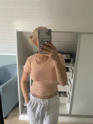 Tröja  - Säljer nu min otroligt fina rosa tröja 