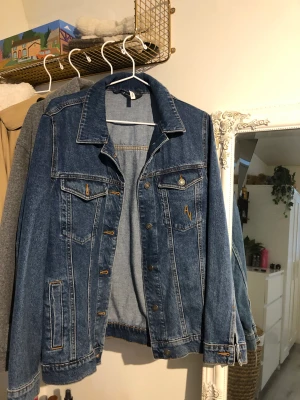Jeansjacka - Oanvänd jeans jacka från Asos! Oversized, storlek 36!  Säljes för 150 kr inklusive spårbar frakt 😊
