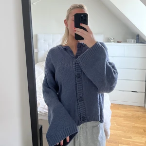 Kofta - Säljer en väldigt fin och skön kofta i en blå/lila färg🩷den är lite bredare längst ner på ärmen.