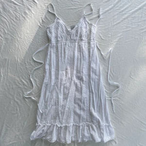 Spets klänning  - Vacker klänning, mycket bra skick. Kan knytas fram eller bak. Storlek 10 vilket motsvarar M men kan också passa mindre. Köps helst via köp nu 💋