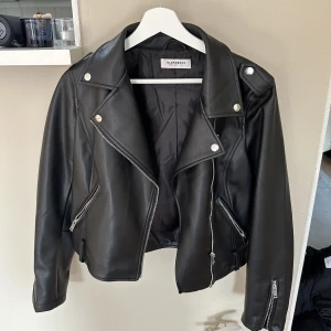 Skinnjacka - Säljer min skinnjacka från glamorous från Nelly. Köpt i storlek 38 för en mer oversized look