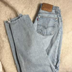Ljusblå Levi’s jeans, superfint skick!! Pris 300 kr. Passar ca 160 cl.
