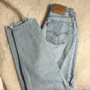 Ljusblå Levi’s jeans - Ljusblå Levi’s jeans, superfint skick!! Pris 300 kr. Passar ca 160 cl.