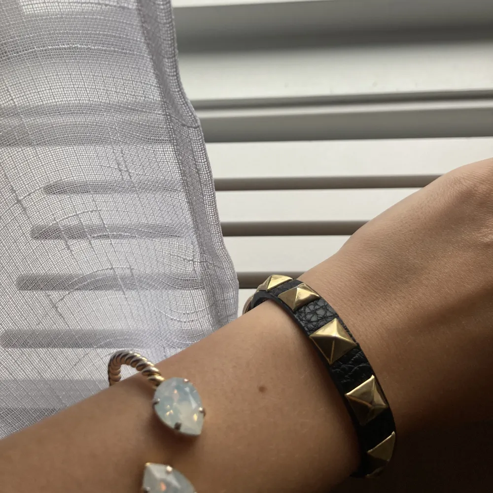Fake valentino armband som är svart med guldnitar💘🌟🪩70kr inklusive frakt. Accessoarer.
