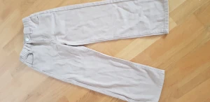 Byxor  - Ny beige jeans. Storlek 130.