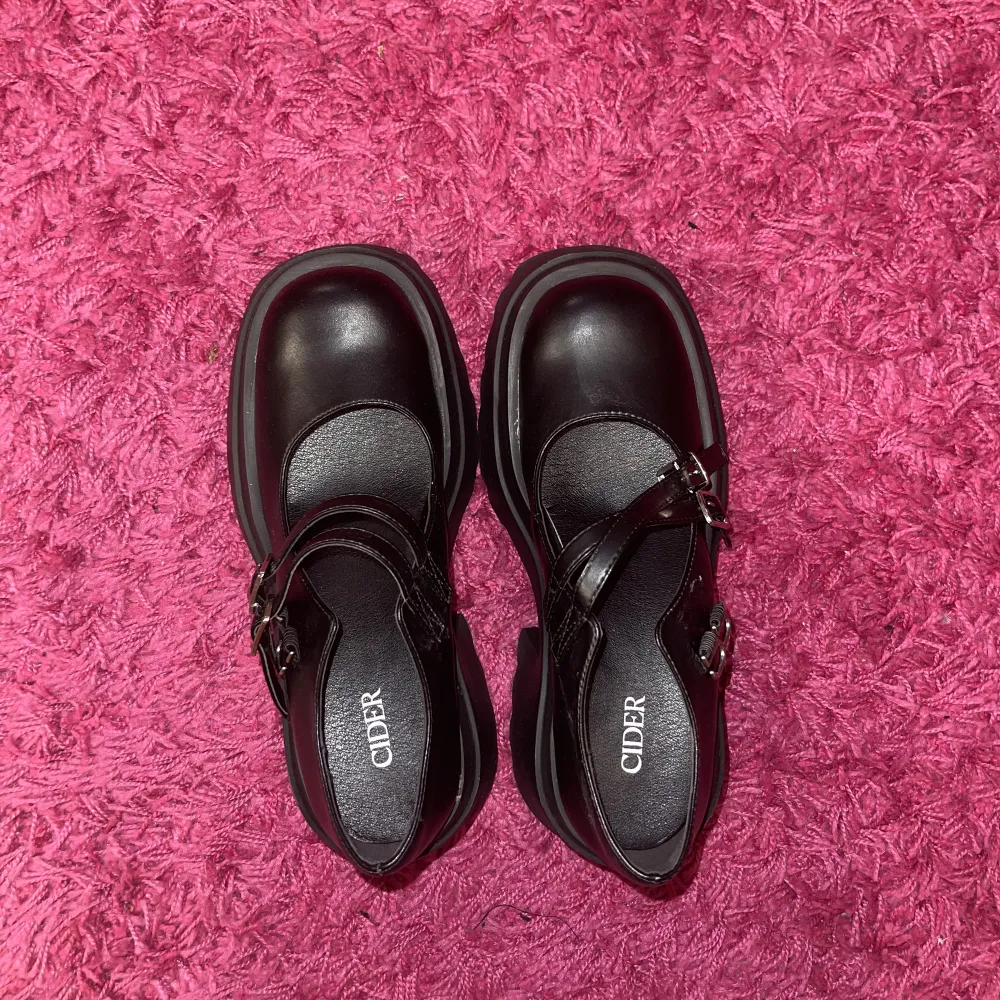 Fullkomligt nya skor från Cider! Dessa är storlek 38 och för små för mig. Har aldrig haft dem på mig ute. . Skor.