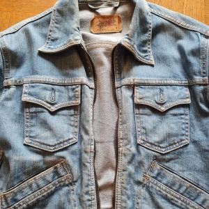 Levis jeansjacka - Lite missförgad i kragen, inget som syns på. 