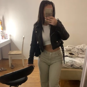 Skinnjacka  - Lägger upp denna annons igen för vill bli av med jackan, funderar på till nästa höst att köpa en som är längre fast jag gillar denna skinn jacka ännu. Dm för mer info om jackan