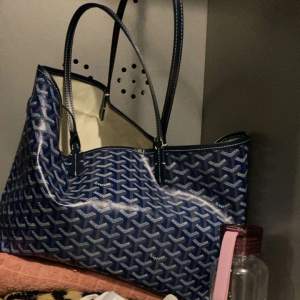 Blur goyard bag , it’s new and been used 2 time and really good. Text me if you want to know more 💗💗
